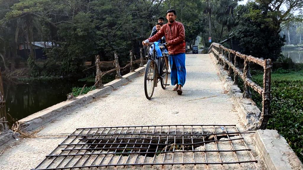 হালকা গাড়ি উঠলেও কেঁপে ওঠে ফরিদগঞ্জের কাটাখালি সেতু