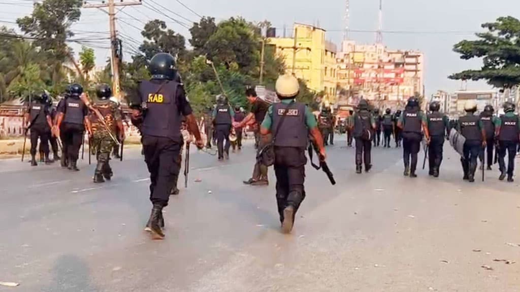 গাজীপুরে পুলিশের সঙ্গে সংঘর্ষে পোশাকশ্রমিক নিহত, আহত ১৫