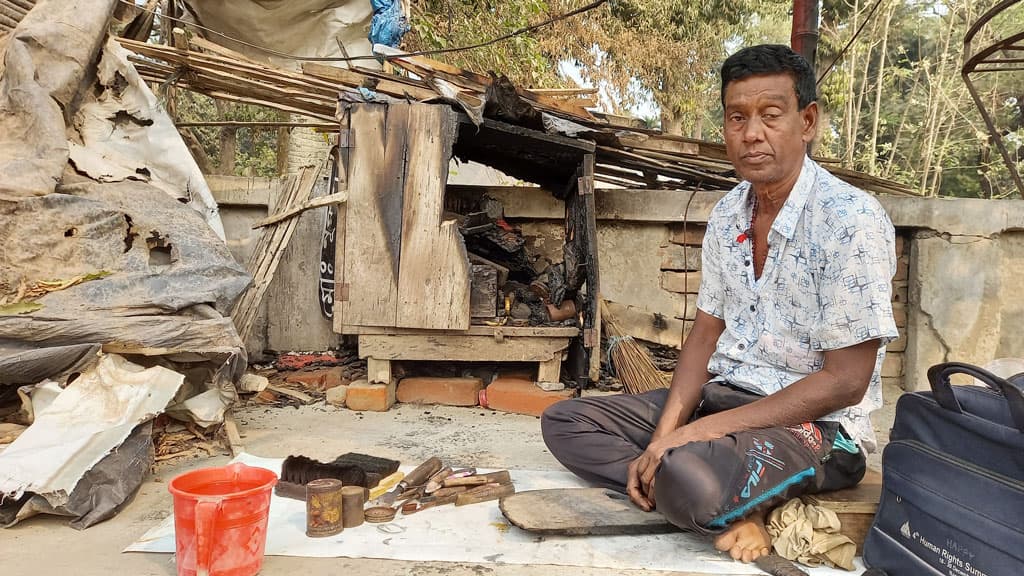 রাবিতে সংঘর্ষ: পুড়েছে জুতা সেলাইয়ের বাক্স, ধারদেনা করে কাজে ফিরলেন প্রদীপ