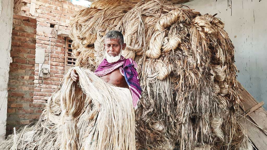 পাট চাষে বিঘায় খরচ ২০  হাজার, লোকসান ২ হাজার