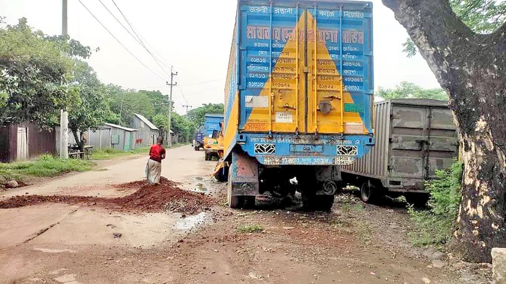 সড়কে যত্রতত্র নষ্ট গাড়ি পার্কিং, দুর্ঘটনার ঝুঁকি