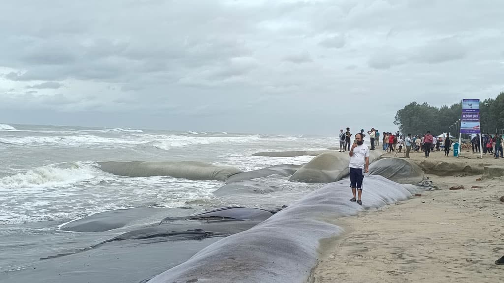 কক্সবাজারে সরকারি অফিস আদালতে সবধরণের ছুটি বাতিল করা হয়েছে