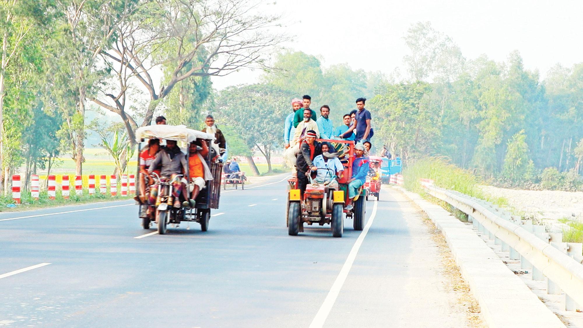 অবৈধ যানবাহনের দখলে মহাসড়ক