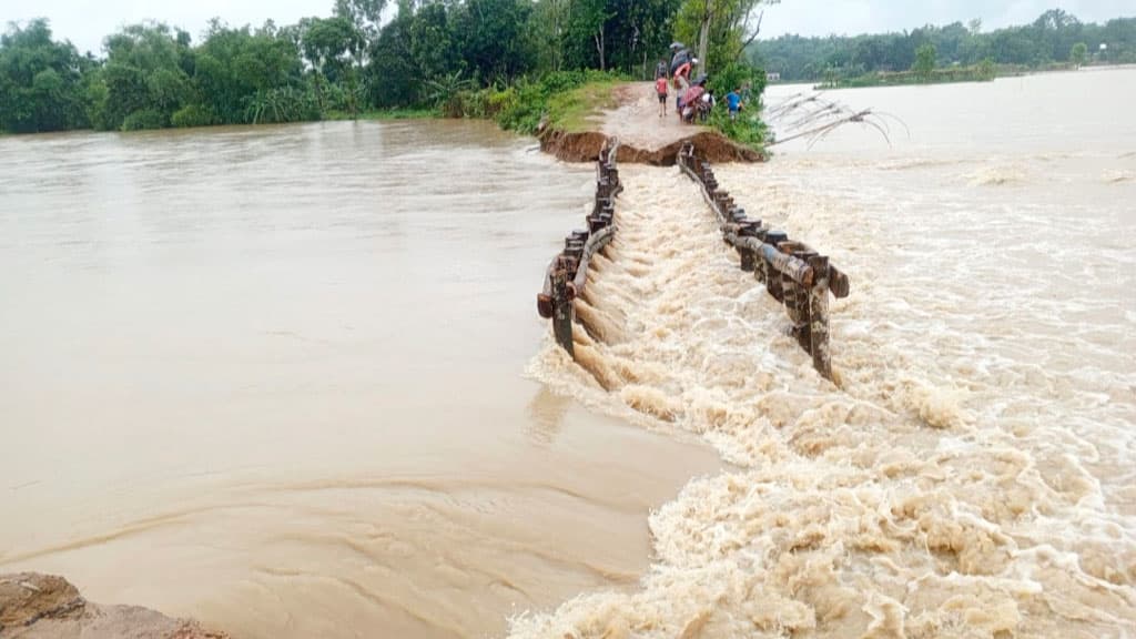 মৌলভীবাজারে পানিবন্দী ২ লাখ মানুষ