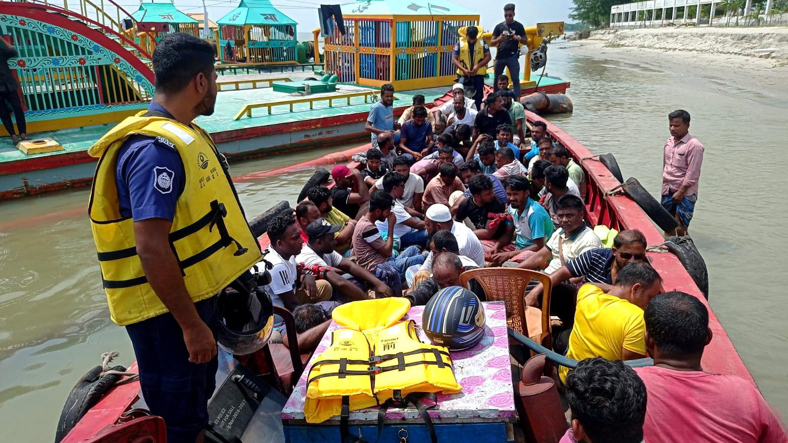 অবৈধ বালু উত্তোলন: মেঘনায় ড্রেজারসহ ৪৩ জনকে আটক