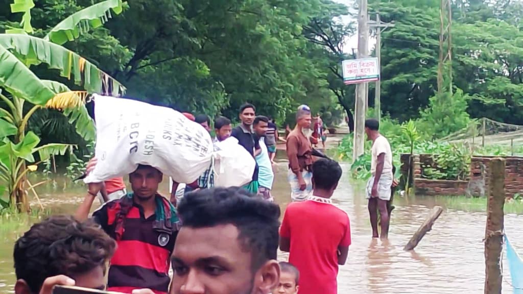 লক্ষ্মীপুরে ৭ লাখ মানুষ পানিবন্দী, ত্রাণ পৌঁছায়নি অনেক এলাকায়