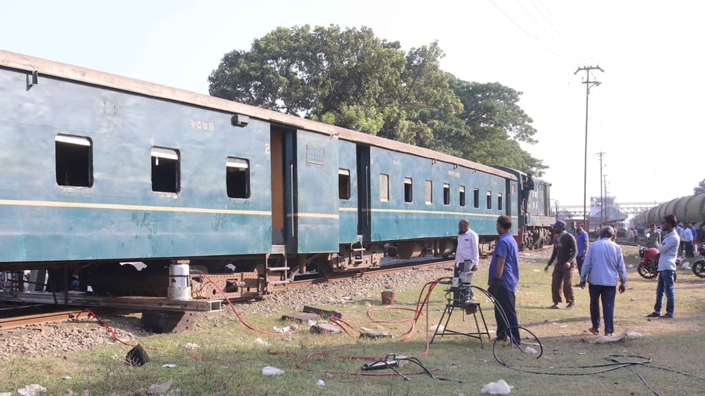 পার্বতীপুরে কমিউটার ট্রেন লাইনচ্যুত