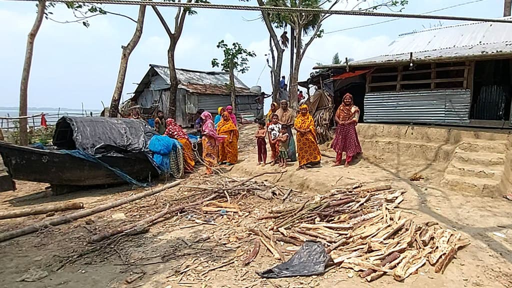 পাথরঘাটায় পুনর্বাসন চায় জেলেপল্লির ৩০ পরিবার