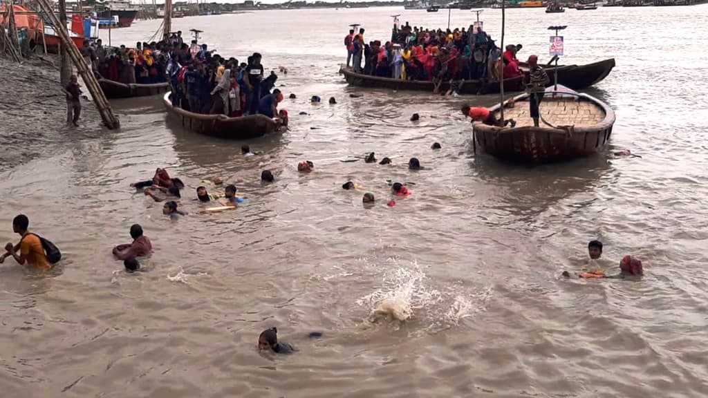 অর্ধশতাধিক যাত্রী নিয়ে মোংলা ঘাটের কাছে ট্রলারডুবি