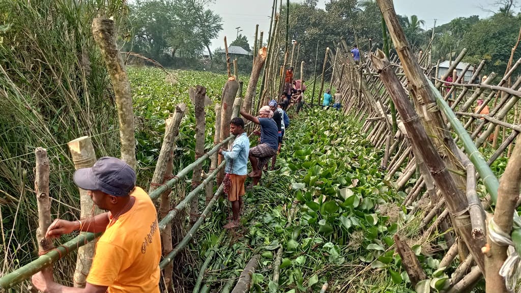 বলেশ্বরে স্বেচ্ছাশ্রমে সেতুবন্ধন