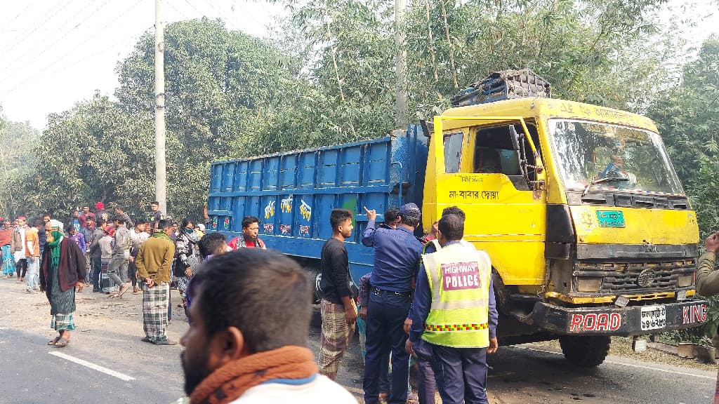 কুষ্টিয়ায় ট্রাকের ধাক্কায় পানচাষি নিহত, আহত ৩ 