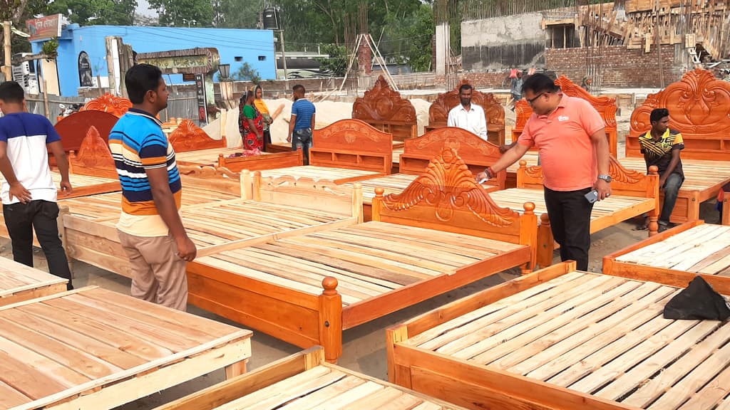 আসবাবের অস্থায়ী বাজার নিম্নবিত্ত মানুষের ভরসা