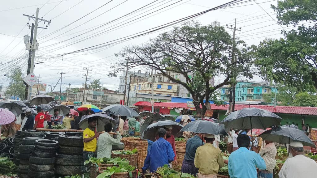 মোখার প্রভাবে টেকনাফে বাড়ছে ঝোড়ো বৃষ্টি