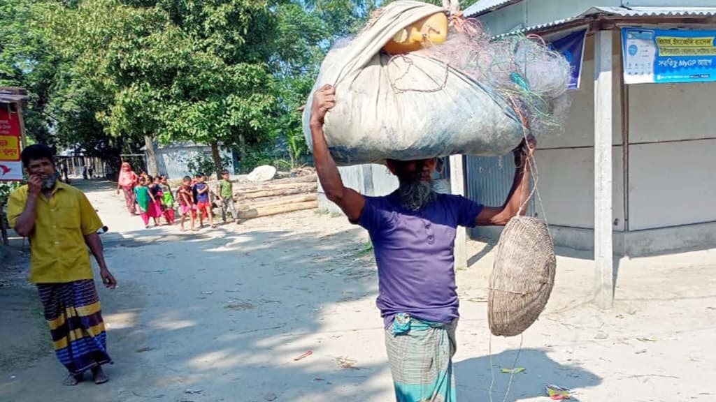 নিষিদ্ধ সময়েও ইলিশ ক্রেতা প্রশাসনের লোক