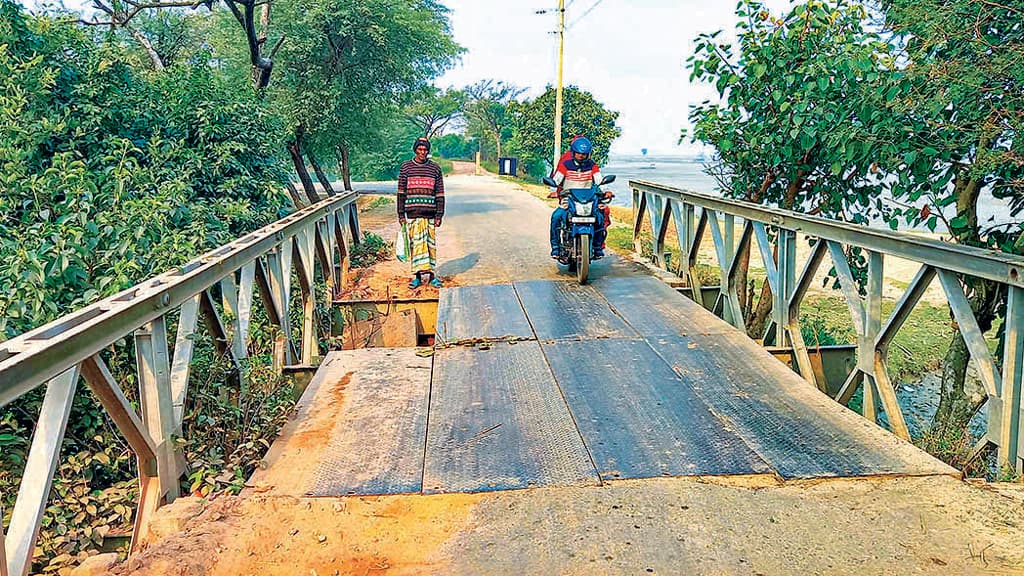 ভেঙে গেছে সেতুর পাত ঝুঁকি নিয়ে পারাপার