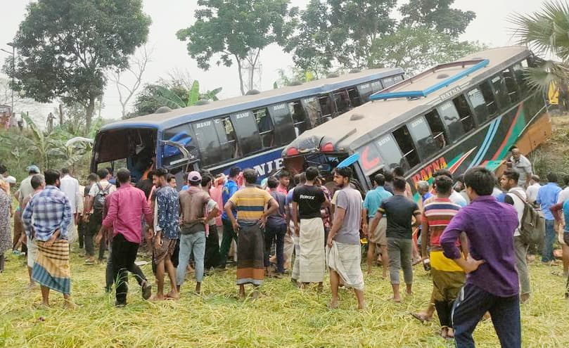 বড়াইগ্রামে দুই বাসের সংঘর্ষে নিহত এক, আহত ২০ 