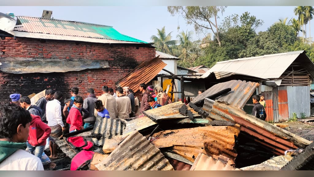 সুবর্ণচরে অগ্নিকাণ্ডে পুড়ল ৬ দোকান