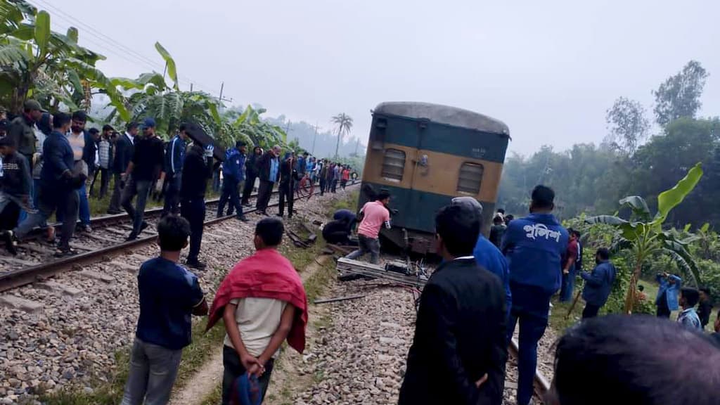 সীতাকুণ্ডে চট্টলা এক্সপ্রেসের বগি লাইনচ্যুত