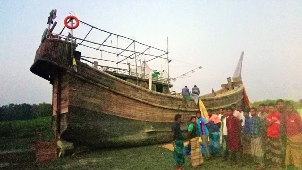 হাতিয়ায় শত্রুতার জেরে মাছ ধরার ট্রলারে আগুন, থানায় মামলা