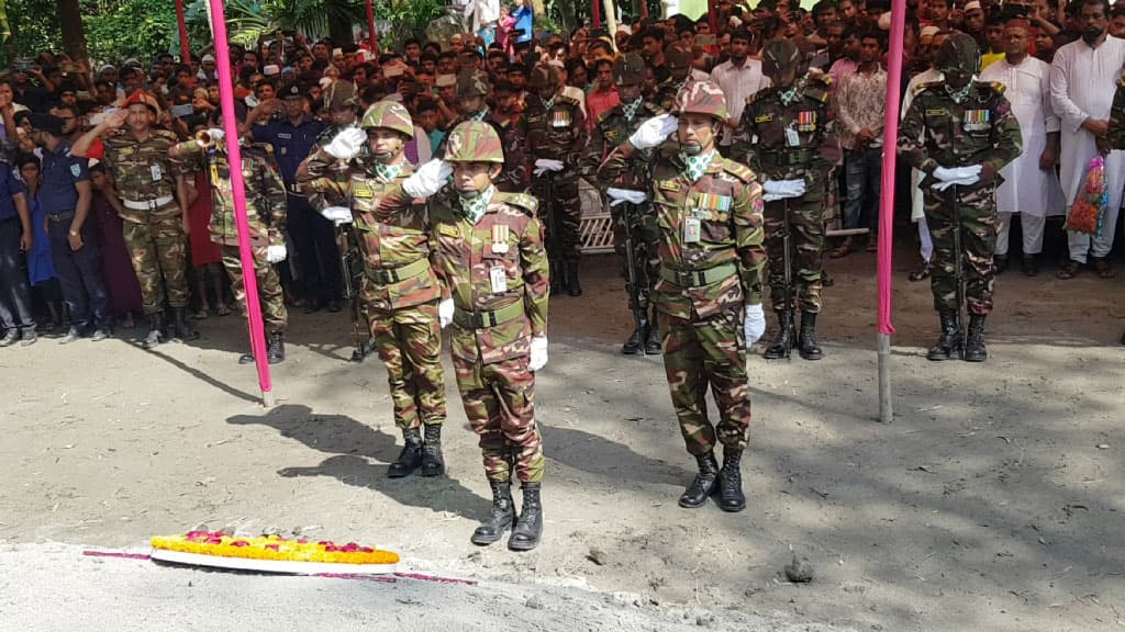 বাড়ি পৌঁছেছে জাহাঙ্গীরের মরদেহ, সামরিক মর্যাদায় দাফন সম্পন্ন