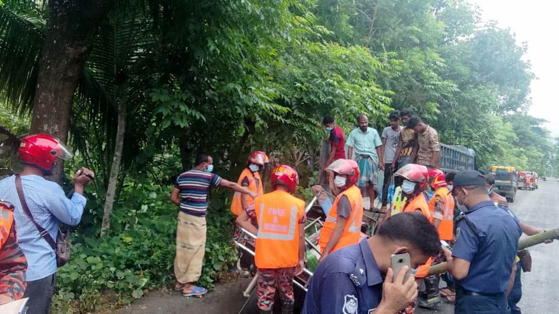 ফকিরহাটে পিকআপ ভ্যান ও ইজিবাইকের সংঘর্ষে নিহত ৬ 