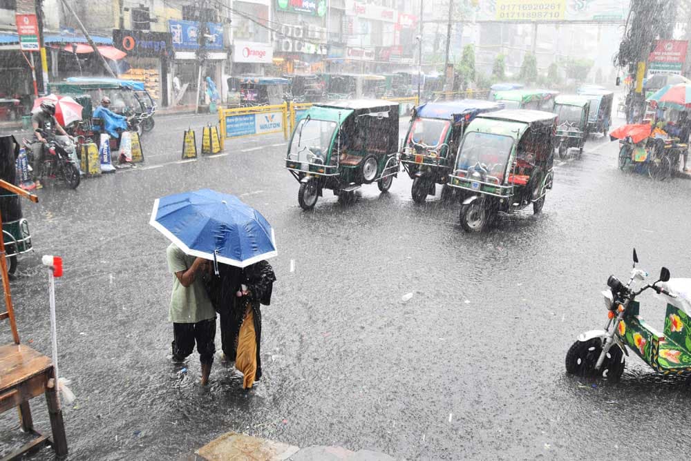 তিন জেলায় বন্যা সতর্কতা, রোববার থেকে কমতে পারে বৃষ্টি