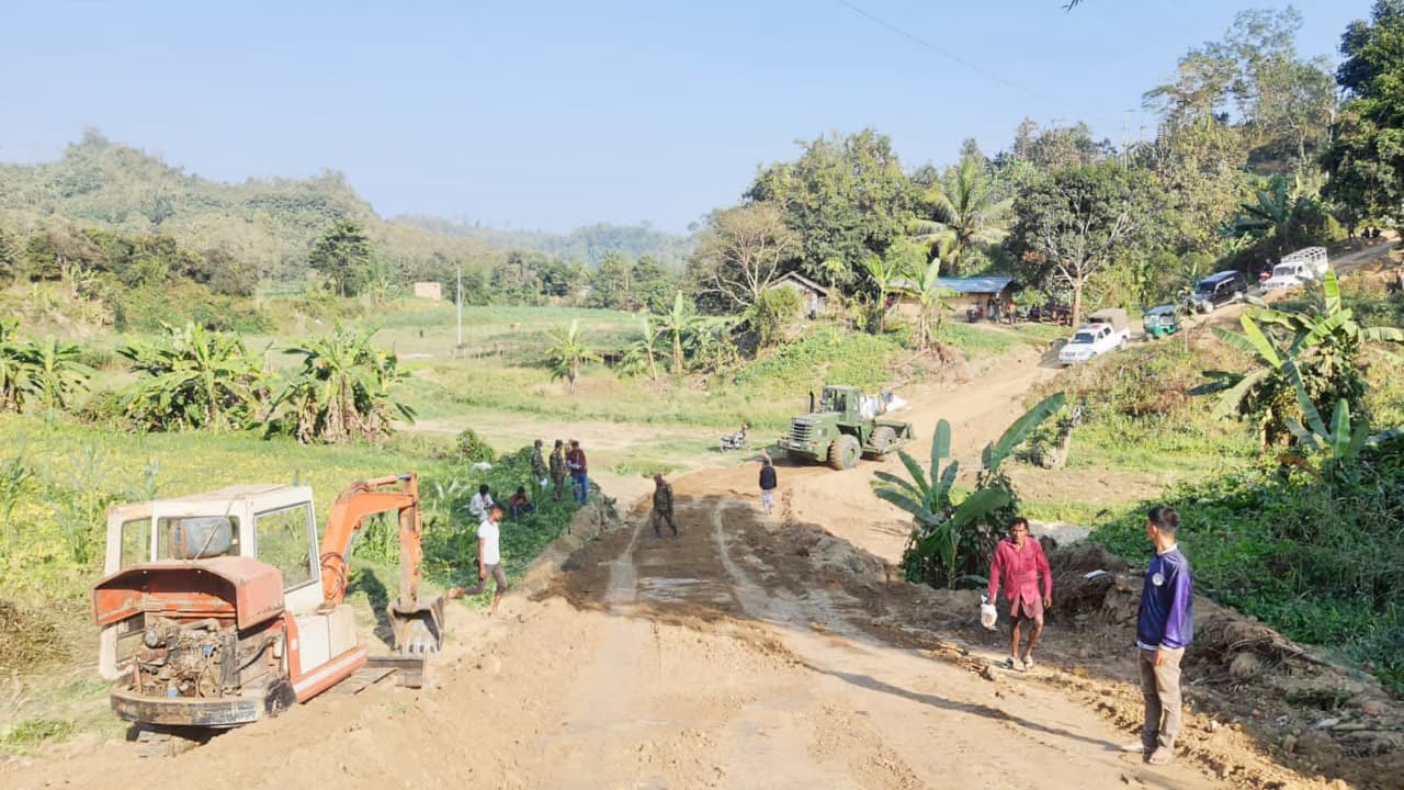 তিন দিন পর বান্দরবান-রুমা সড়ক দিয়ে যানবাহন চলাচল শুরু