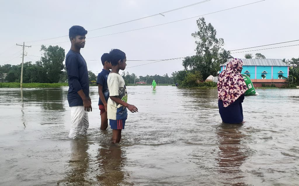 বন্যার পানি বাড়ছেই সংকট খাবারের