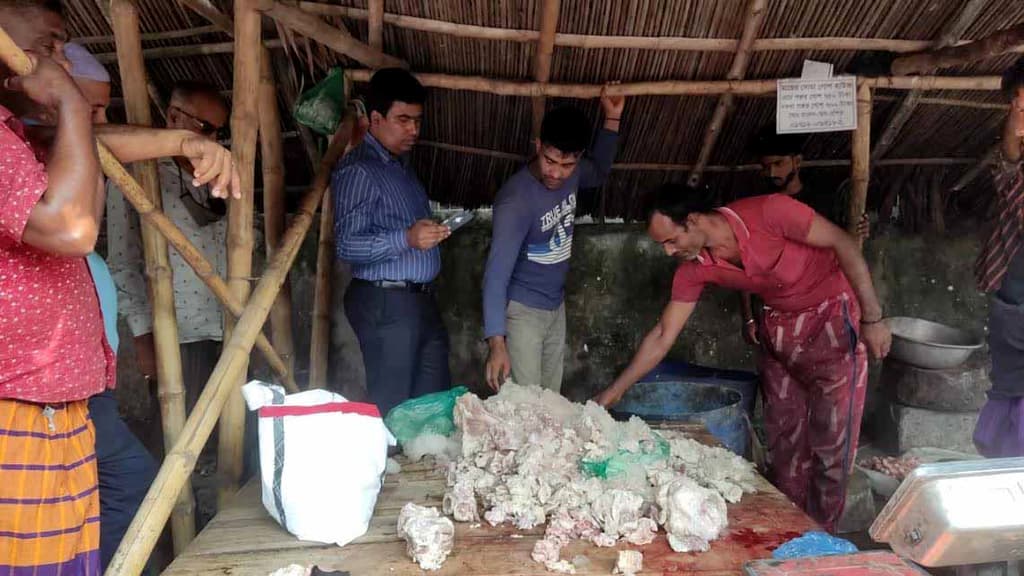 রামপালে বরফে রাখা মাংস বিক্রির অপরাধে ব্যবসায়ীকে জরিমানা