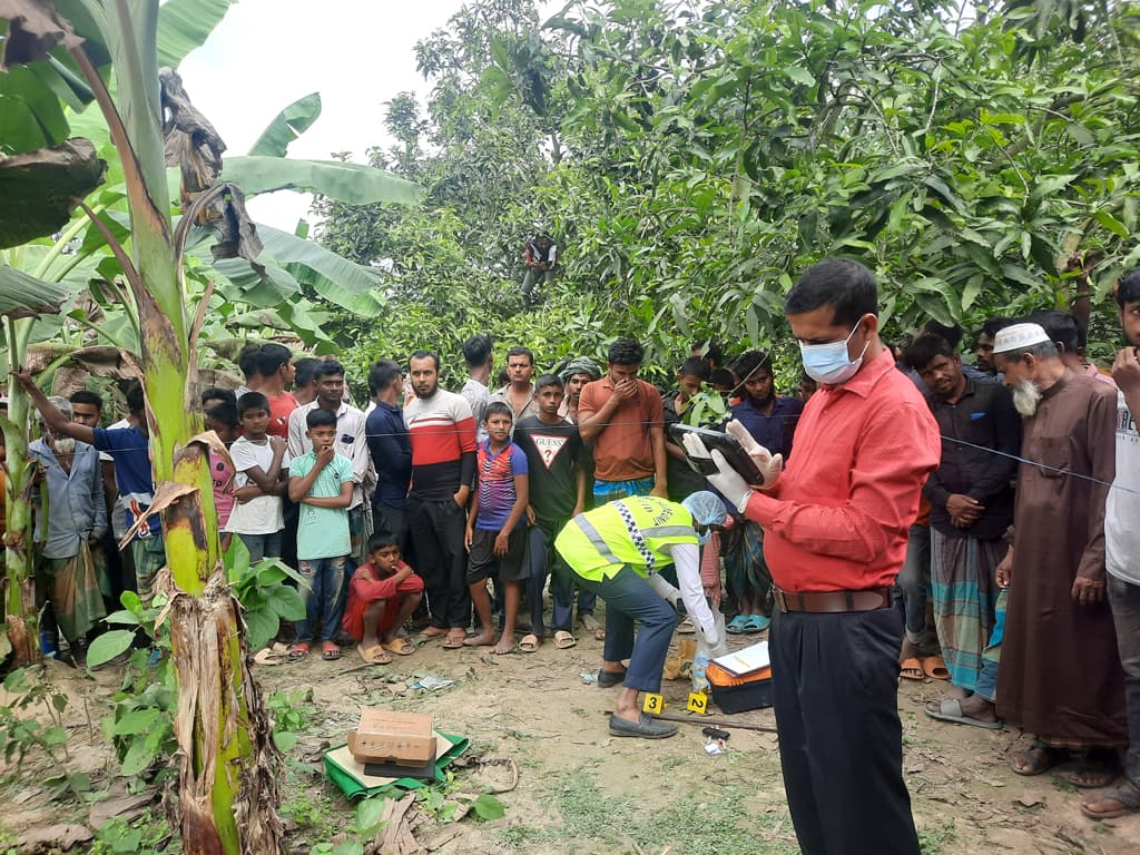 কলাখেতে পড়ে ছিল রক্তাক্ত লাশ, পাশে মিলল শাবল-কাঁচি