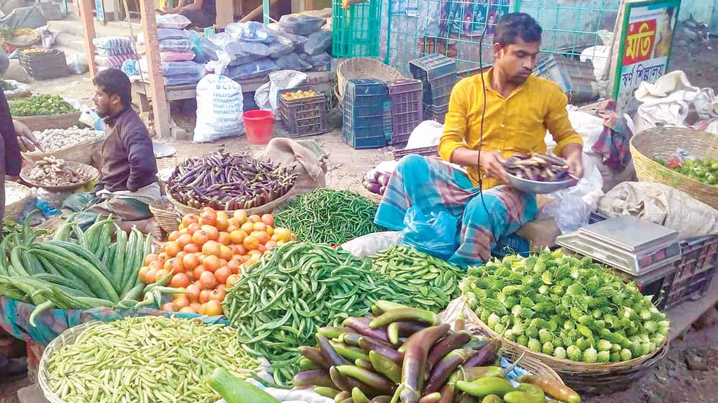 বন্যার প্রভাবে বাজারে সবজির দাম চড়া