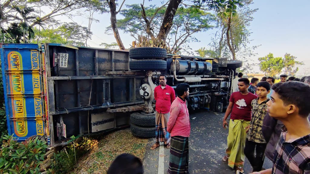 পাথরঘাটায় গাছ বোঝাই ট্রাক উল্টে শ্রমিক নিহত