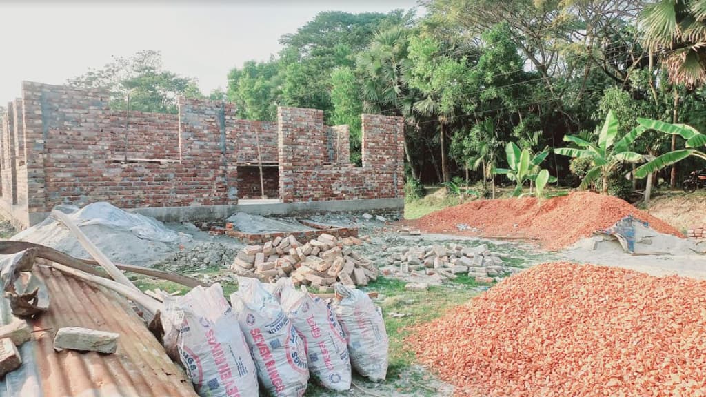 পাথরঘাটায় সড়কের ইট দিয়ে বাড়ি বানালেন ইউপি সদস্য