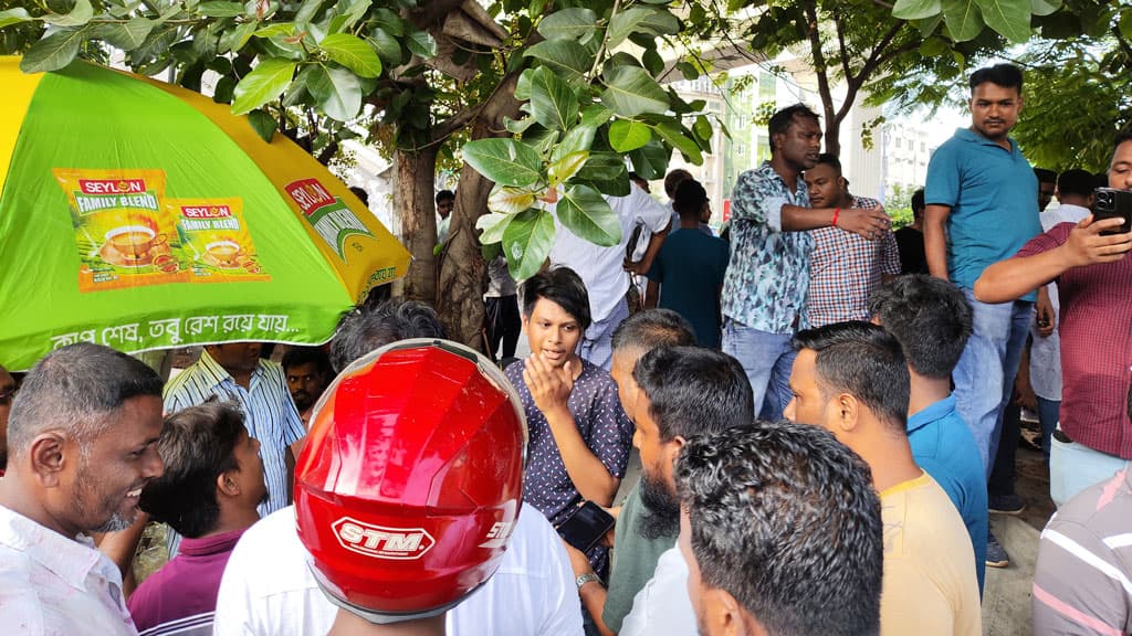 শিক্ষার্থীদের মারধরের ভিডিও ধারণের সন্দেহে আজকের পত্রিকার প্রতিবেদককে হেনস্তা