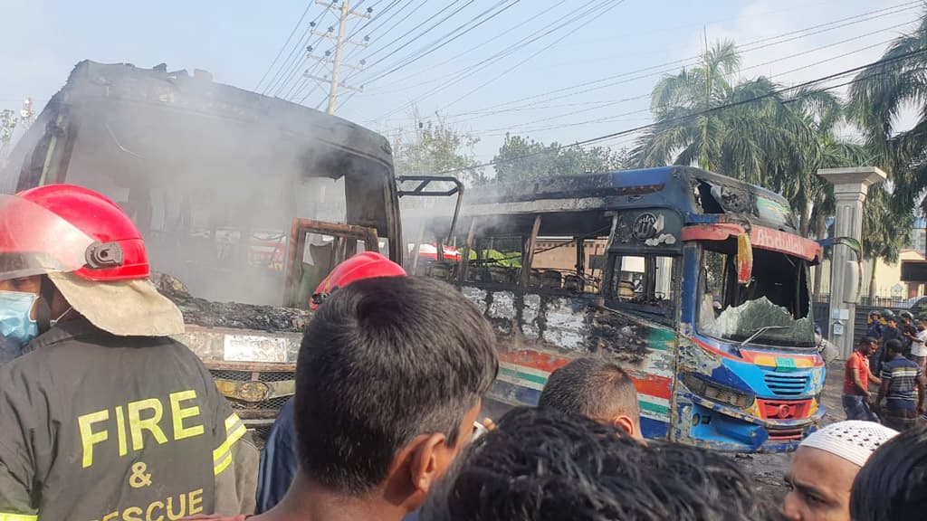 দুই বাসের প্রতিযোগিতায় প্রাণ গেল মোটরসাইকেল আরোহীর, বাসে আগুন