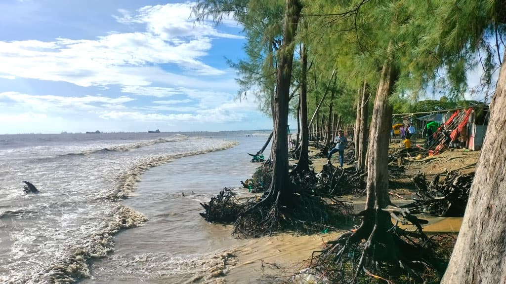 চট্টগ্রামের পারকি সৈকতে ভেঙে গেছে বেড়িবাঁধ, ঢুকছে পানি