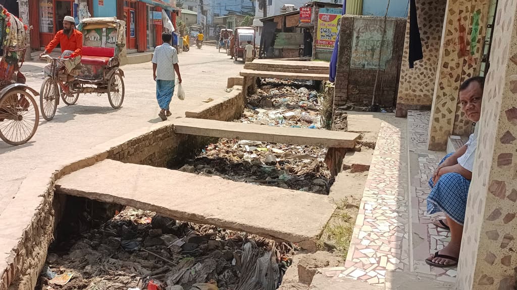 কক্সবাজারে নালা-নর্দমা প্লাস্টিক বর্জ্যে ভরে গেছে