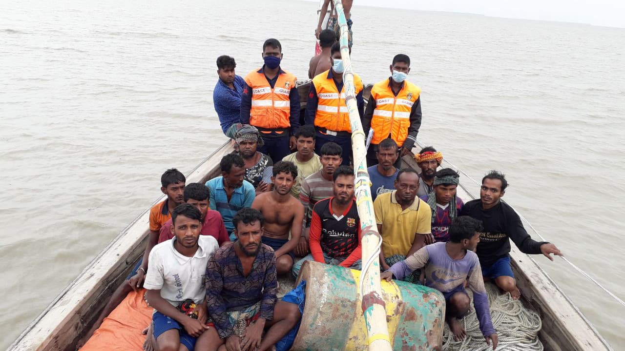 মেঘনায় ডুবে যাওয়া ট্রলারের ১৬ জেলেকে জীবিত উদ্ধার