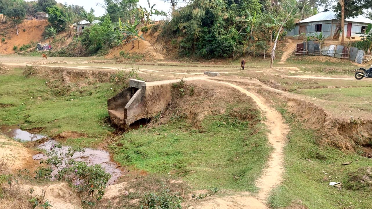 দুই দশকেও হয়নি সংযোগ সড়ক, অকেজো কালভার্ট