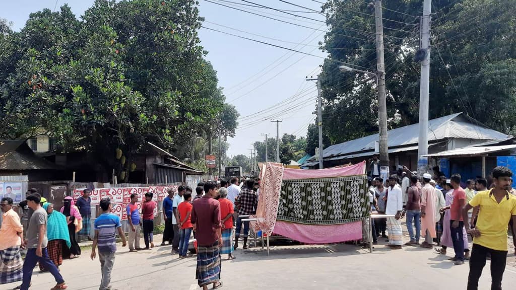 বিড়িশ্রমিককে হত্যা, সড়ক আটকে মরদেহ গোসল করিয়ে বিক্ষোভ