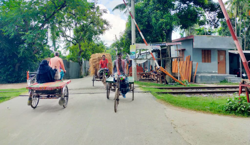 ট্রেন আসে, ব্যারিয়ার পড়ে না, ঝুঁকি নিয়ে পারাপার