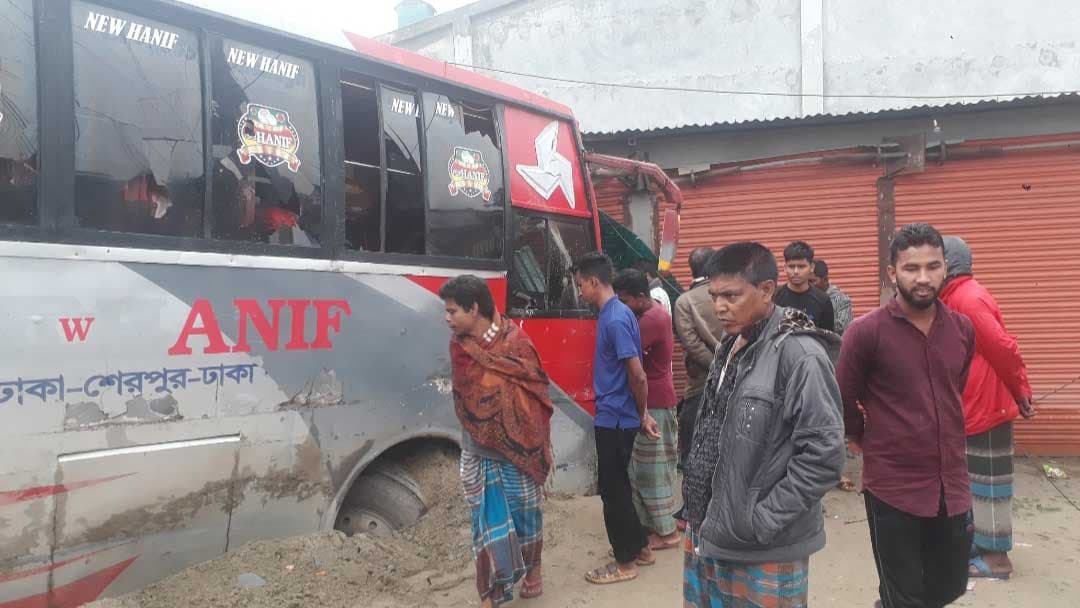 বাস নিয়ন্ত্রণ হারিয়ে রাইস মিলে, প্রাণ গেল শ্রমিকের