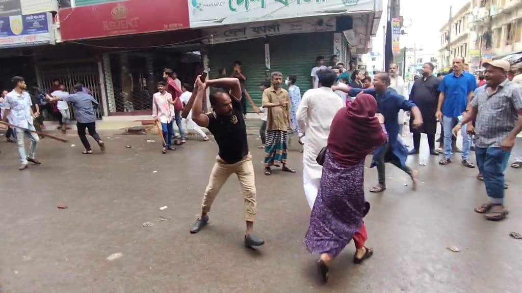 নরসিংদীতে শিক্ষার্থীদের ওপর ছাত্রলীগ-যুবলীগের হামলা