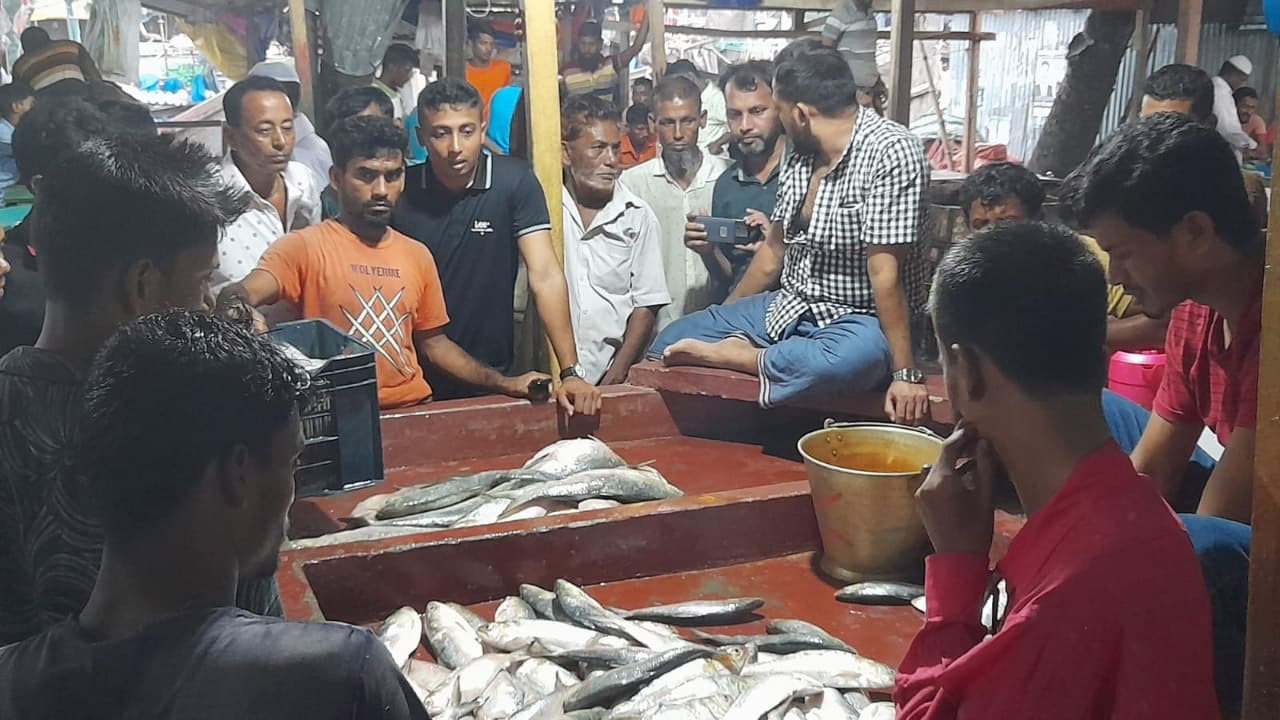 শেষ মুহূর্তে জমে উঠেছে রামগতির মাছের ঘাটগুলো 