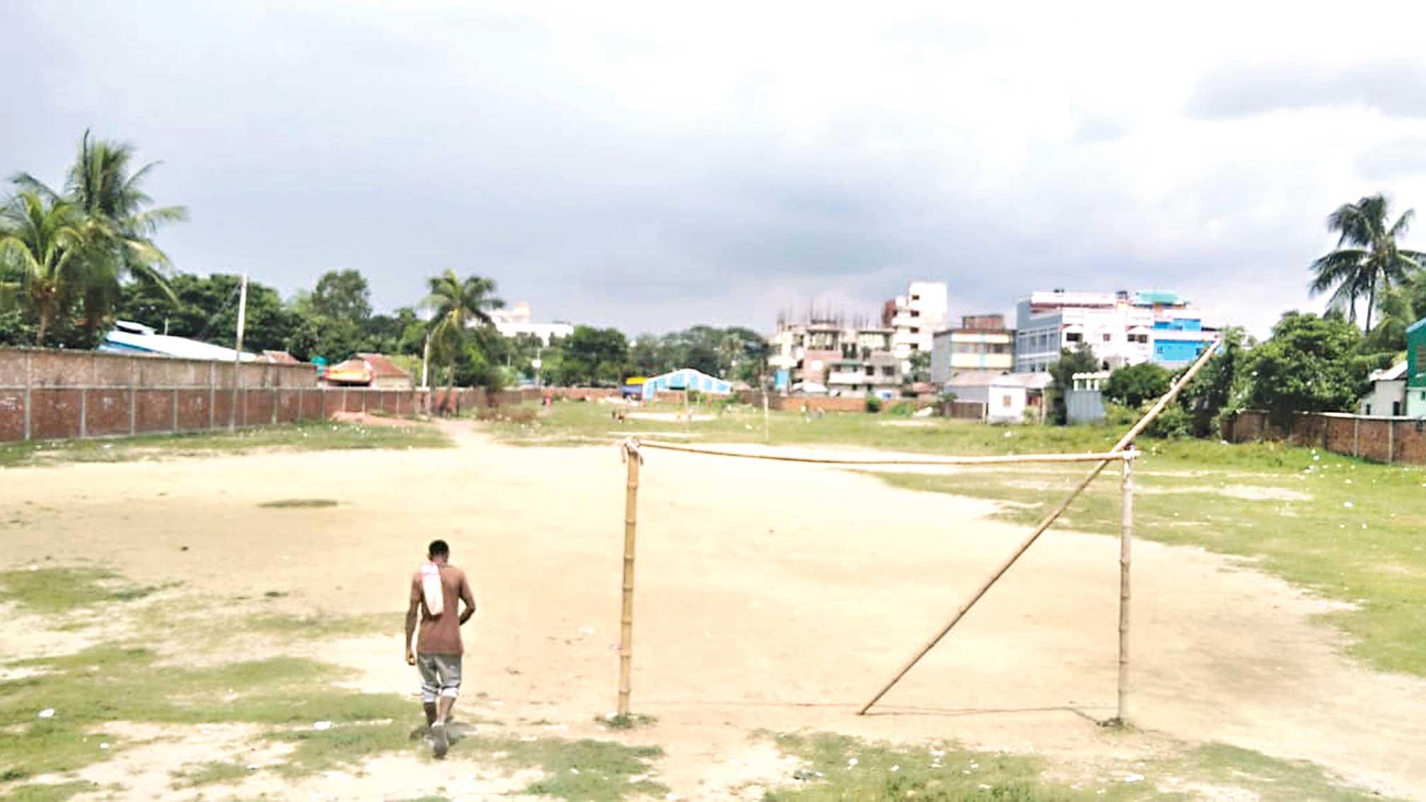 উন্নয়নের পেটে যাচ্ছে পুকুর