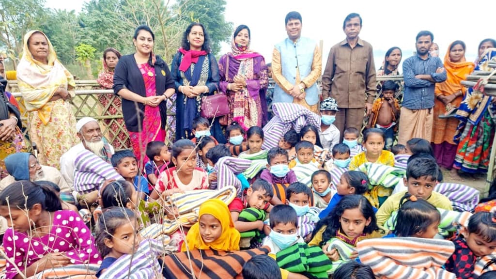 সোনারগাঁয়ে বেদে, জেলে ও ঋষি সম্প্রদায়ের মাঝে শীতবস্ত্র ও খাদ্য বিতরণ 