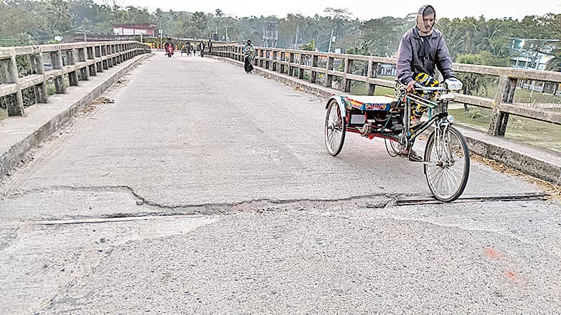 সেতুতে ফাটল, চলাচলে ঝুঁকি