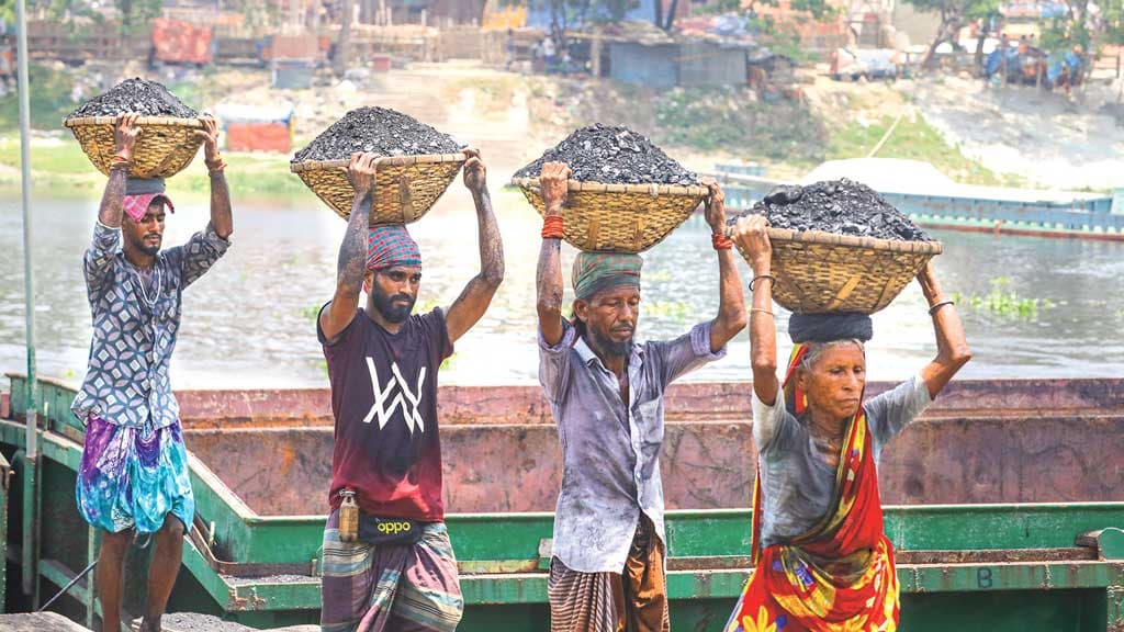 গরমেও অবিরত শ্রমিক, বিশ্রাম যেন বিলাসিতা