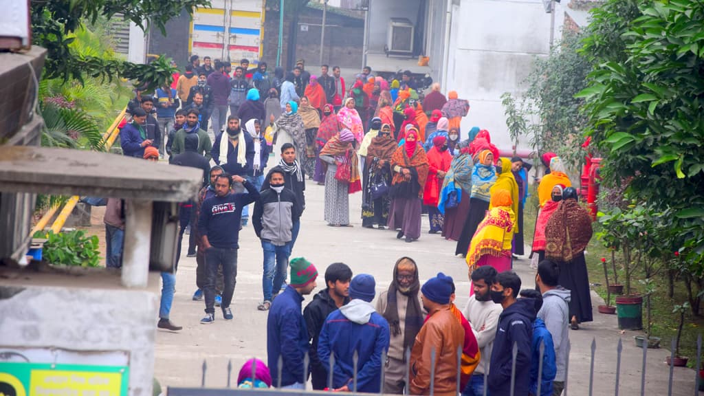 ৮ মাস ধরে বেতন নেই, মানবেতর জীবন রাজশাহীর সাকোয়াটেক্সের শ্রমিকদের 