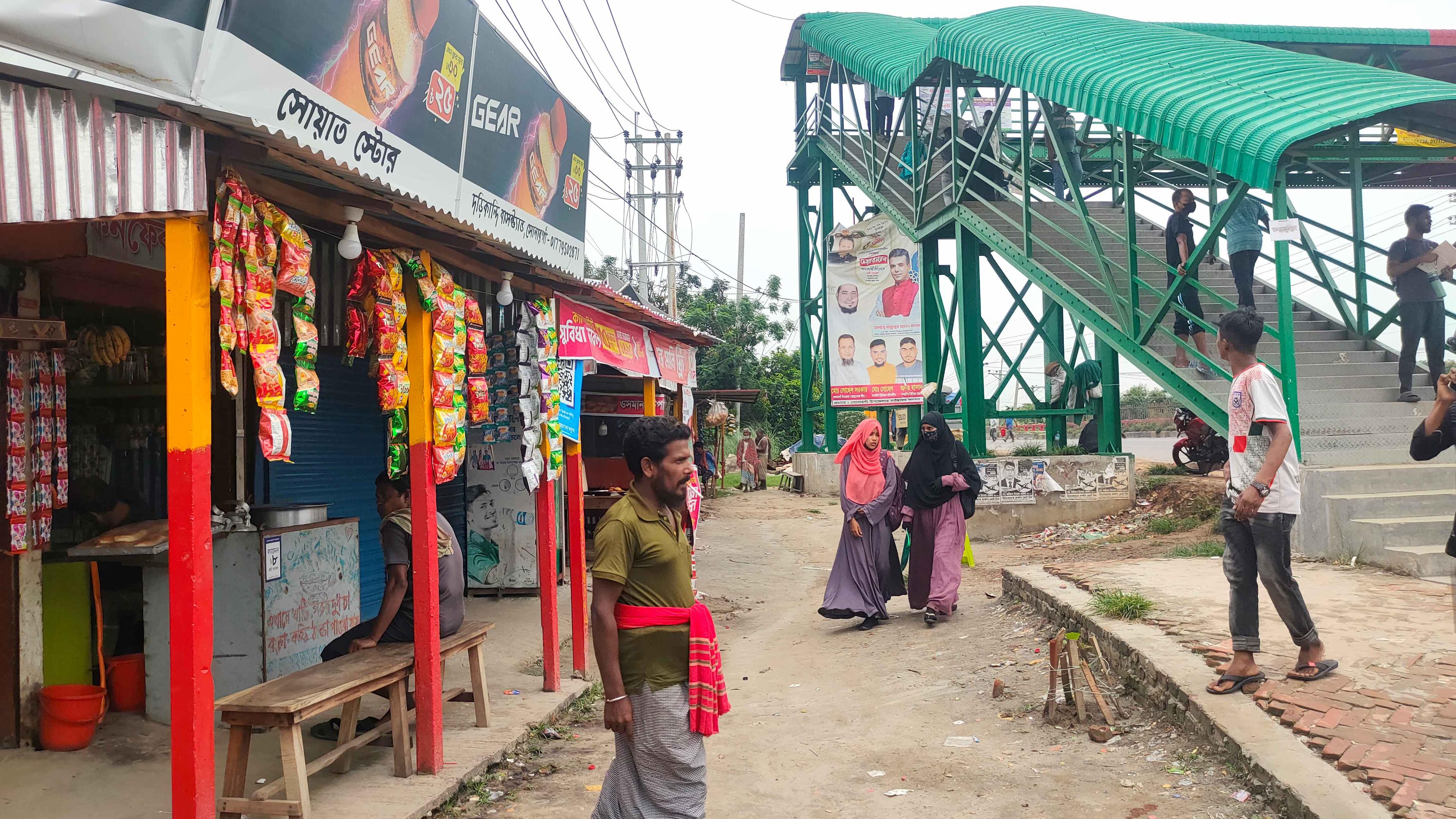 সওজের জমিতে দোকান, লাখ লাখ টাকায় ভাড়া